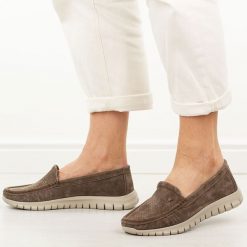 Brązowe ażurowe skórzane mokasyny damskie Vinceza 95413. Brązowe mokasyny damskie VINCEZA, z jeansu, eleganckie. W wyprzedaży za 175.12 zł.