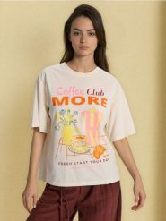 Bawełniana koszulka z motywem kawy i napisem „Coffee Club More” - kremowy. Białe t-shirty damskie Sinsay, l, bez wzorów, z bawełny, bez kołnierzyka. Za 25.99 zł.