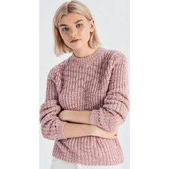 Sweter z ażurowym zdobieniem - Różowy. Swetry damskie marki Sinsay. W wyprzedaży za 39.99 zł.