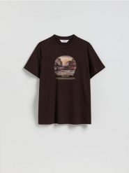 T-shirt regular z nadrukiem - ciemnobrązowy. Brązowe t-shirty męskie Reserved, l, bez wzorów, z bawełny, bez kołnierzyka. Za 59.99 zł.