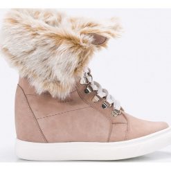 Wojas - Botki. Czerwone botki damskie Wojas, z materiału, bez obcasa, na koturnie. W wyprzedaży za 349.90 zł.