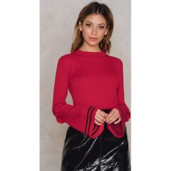 NA-KD Sweter z rękawem w paski i z falbanką - Red. Paski damskie marki NA-KD. W wyprzedaży za 55.48 zł.