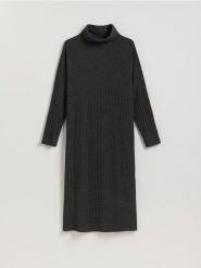 Dzianinowa sukienka z golfem - ciemnoszary. Szare sukienki damskie Reserved, na co dzień, l, bez wzorów, z dzianiny, bez kołnierzyka, bez ramiączek, mini, proste. Za 129.99 zł.