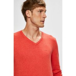 Tom Tailor Denim - Sweter. Różowe swetry przez głowę męskie Tom Tailor Denim, z bawełny, z okrągłym kołnierzem. W wyprzedaży za 89.90 zł.