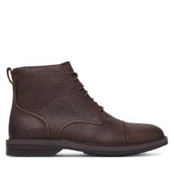 Trzewiki Clarks. Brązowe botki męskie Clarks, bez wzorów, bez zapięcia. Za 569.99 zł.