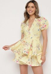 Żółta Bawełniana Sukienka w Kwiaty o Rozkloszowanym Kroju z Falbankami Norittia. Żółte sukienki damskie Born2be, na co dzień, m, bez wzorów, z bawełny, eleganckie, bez kołnierzyka, bez ramiączek, mini, rozkloszowane. Za 169.99 zł.