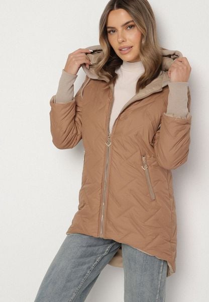 Jasnobrązowa Pikowana Kurtka z Przedłużonym Tyłem i Kapturem Melune. Kurtki damskie Born2be, l, z aplikacjami, z jeansu. Za 129.99 zł.