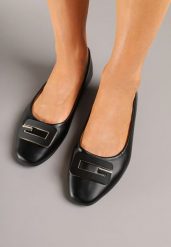 Czarne Balerinki z Geometryczną Ozdobą Vialle. Czarne baleriny damskie Born2be, z aplikacjami, eleganckie, bez obcasa. Za 59.99 zł.