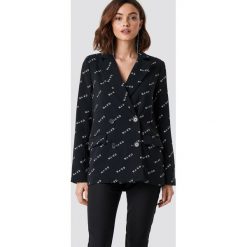NA-KD Trend Dwurzędowa marynarka oversize - Black. Żakiety damskie marki NA-KD Trend. W wyprzedaży za 121.47 zł.
