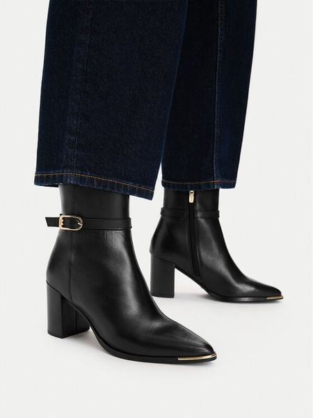 MEXX Botki EO-WI44-TUGA-01 Czarny. Czarne botki damskie Mexx, ze skóry, bez obcasa, na słupku, bez zapięcia. Za 449.99 zł.