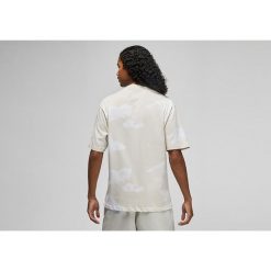 Koszulka męska nike air jordan essential statement 85 aop crew tee sail. Białe koszulki sportowe męskie Nike, m, bez wzorów, bez kołnierzyka, bez ramiączek, do biegania. Za 199.00 zł.