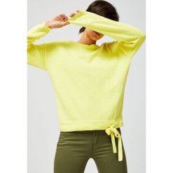 Sweter z wiązaniem. Żółte swetry damskie MOODO, l, bez wzorów, bez kołnierzyka, bez ramiączek, bez kaptura. Za 29.99 zł.