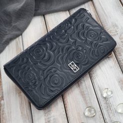 Poziomy portfel damski skórzany granatowy w kwiaty z metalowym logo Paolo Peruzzi AL-13-NV. Niebieskie portfele damskie Paolo Peruzzi, bez wzorów, ze skóry. Za 89.00 zł.