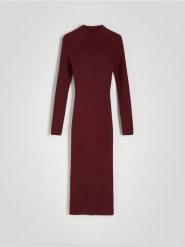 Prążkowana sukienka midi z półgolfem - karminowy. Czerwone sukienki damskie Reserved, l, bez wzorów, z bawełny, bez kołnierzyka, bez ramiączek, midi, dopasowane. W wyprzedaży za 99.99 zł.