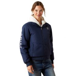 Damska kurtka jeździecka zapinana na zamek Ariat Stable 2.0 Insulated. Niebieskie kurtki damskie Ariat, na zimę, l, bez wzorów, z tkaniny, bez kaptura. Za 440.50 zł.
