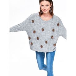 SWETER OVERSIZE Z POMPONAMI. Swetry damskie marki TOP SECRET. W wyprzedaży za 29.99 zł.