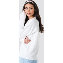 Schanna x NA-KD Sweter - White. Białe swetry damskie Schanna x NA-KD, dekolt w kształcie v. Za 161.95 zł.