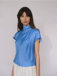 Bluzka z dekoltem typu woda - niebieski. Niebieskie bluzki damskie Reserved, l, bez wzorów, z wiskozy, bez kołnierzyka, bez ramiączek. W wyprzedaży za 39.99 zł.