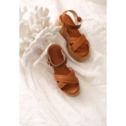 Camelowe Sandały Polybromide. Sandały damskie Born2be, bez wzorów, bez obcasa, na koturnie, bez zapięcia. Za 59.99 zł.