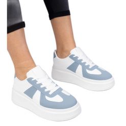 Niebieskie sneakersy trampki na platformie. Niebieskie trampki i tenisówki damskie bez wzorów, ze skóry, sportowe, bez zapięcia. Za 89.18 zł.