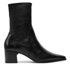 Botki Vagabond Shoemakers. Czarne botki damskie Vagabond Shoemakers, bez obcasa, na słupku, bez zapięcia. Za 759.99 zł.