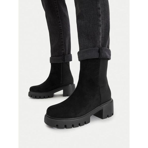 Botki Nine West. Czarne botki damskie Nine West, bez obcasa, na słupku, bez zapięcia. Za 279.99 zł.