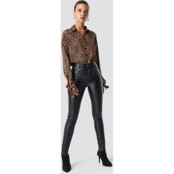 NA-KD Trend Spodnie z wysokim stanem Waxed - Black. Spodnie materiałowe damskie marki NA-KD Trend. Za 161.95 zł.