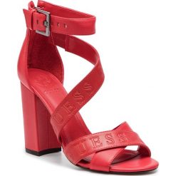 Sandały GUESS - Korra FL6KOR LEA03 RED. Czerwone klapki damskie Guess, z aplikacjami, ze skóry ekologicznej, bez obcasa, na obcasie, bez zapięcia. W wyprzedaży za 549.00 zł.