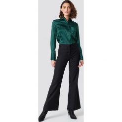 Emilie Briting x NA-KD Spodnie z szerokimi nogawkami - Black. Czarne spodnie materiałowe damskie Emilie Briting x NA-KD, z materiału. Za 161.95 zł.