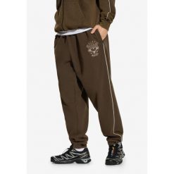 Spodnie dresowe męskie Prosto Athletic. Brązowe szorty męskie Prosto., m, bez wzorów, z dresówki. W wyprzedaży za 176.99 zł.