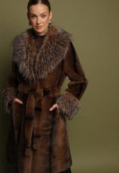 Brązowy Futrzany Płaszcz z Paskiem i Ozdobnym Kołnierzem i Rękawami Ceneffa. Brązowe płaszcze damskie Born2be, l, bez wzorów, z futra, eleganckie, długie, bez kaptura. Za 469.99 zł.