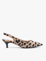 Czółenka slingback w cętki ocelota. Brązowe czółenka damskie Ryłko, bez wzorów, z gumy, eleganckie, bez obcasa, na szpilce, bez zapięcia. Za 349.99 zł.