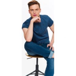 T-SHIRT MĘSKI Z OKRĄGŁYM DEKOLTEM ZE STRUKTURALNEJ DZIANINY. Niebieskie t-shirty męskie marki TOP SECRET, na lato, z dzianiny, z klasycznym kołnierzykiem. W wyprzedaży za 14.99 zł.
