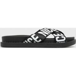 Answear - Klapki Abloom. Czarne klapki damskie ANSWEAR, bez wzorów, z gumy, bez obcasa, na obcasie. W wyprzedaży za 49.90 zł.