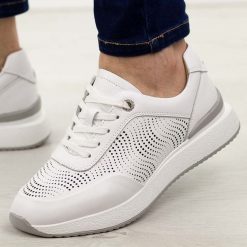 Białe ażurowe skórzane półbuty damskie S.Barski 51-551. Białe półbuty damskie S.BARSKI, na jesień, w ażurowe wzory, z jeansu, eleganckie, bez obcasa, na płaskiej podeszwie, bez zapięcia. Za 259.00 zł.