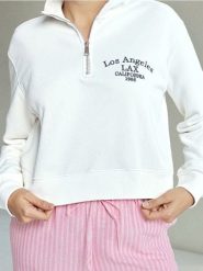 Bluza polo z haftowanym napisem - kremowy. Białe bluzy damskie Sinsay, l, bez wzorów, bez kaptura. W wyprzedaży za 19.99 zł.