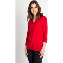 Czerwony sweter z ozdobnym kamieniem QUIOSQUE. Swetry damskie marki QUIOSQUE. W wyprzedaży za 59.99 zł.