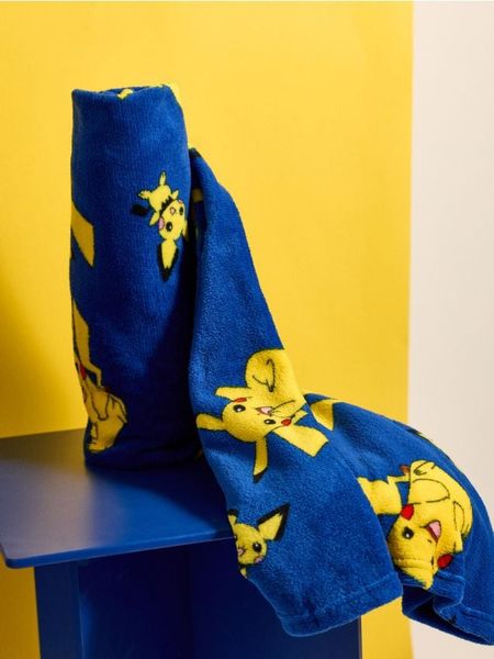 Koc dziecięcy Pokémon - granatowy. Niebieskie kocyki dla dzieci Sinsay. Za 29.99 zł.