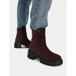 Botki Nine West. Brązowe botki damskie Nine West, bez obcasa, na słupku, bez zapięcia. Za 279.99 zł.