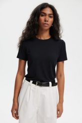T-SHIRT NINA CZARNY XS - Flawless. Czarne t-shirty damskie Flawless, uniwersalny, bez wzorów, z materiału, eleganckie, bez kołnierzyka. Za 229.00 zł.