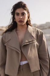 Krótka marynarka z lnem w kolorze TAUPE - LUKSOR -M/L. Brązowe żakiety damskie Marsala, l, bez wzorów, ze lnu, eleganckie. W wyprzedaży za 92.48 zł.