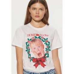 Koszulka Home Alone - Biały. T-shirty damskie marki Cropp. W wyprzedaży za 29.99 zł.