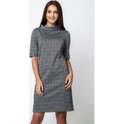 Czarna sukienka ze srebrnym wzorem QUIOSQUE. Sukienki damskie marki QUIOSQUE. Za 219.99 zł.