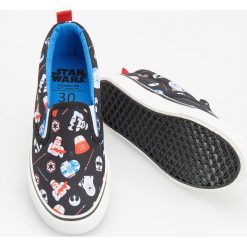 Tenisówki typu slip on - star wars - Czarny. Buty sportowe dziewczęce marki Reserved. W wyprzedaży za 29.99 zł.
