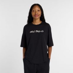 Koszulka damska New Balance WT61M1JBBK – czarna. Czarne koszulki sportowe damskie New Balance, m, bez wzorów, z bawełny, bez kołnierzyka, bez ramiączek. Za 149.99 zł.