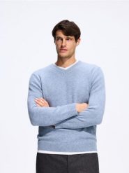 Wełniany sweter z domieszką wełny jaka - niebieski. Niebieskie swetry przez głowę męskie Reserved, l, bez wzorów, z wełny, bez kołnierzyka. Za 249.99 zł.