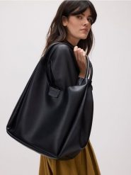 Torebka hobo - czarny. Czarne torebki do ręki damskie Reserved, bez wzorów, ze skóry, bez dodatków. Za 159.99 zł.