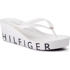 Japonki TOMMY HILFIGER - Wedge Beach Sandal FW0FW04057 White 100. Klapki damskie Tommy Hilfiger. W wyprzedaży za 159.00 zł.