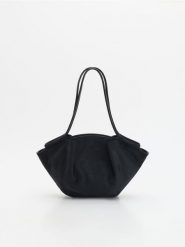 Torebka z imitacji zamszu - czarny. Czarne torebki shopper damskie Reserved, bez wzorów, bez dodatków. Za 159.99 zł.