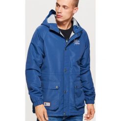 Casualowa kurtka z kapturem - Niebieski. Niebieskie kurtki męskie Cropp. W wyprzedaży za 149.99 zł.